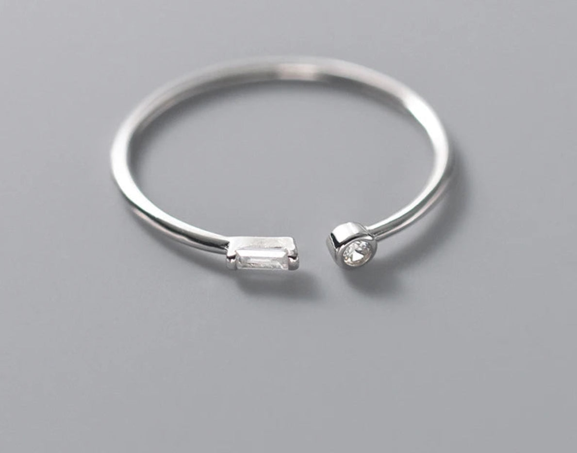 Minimalistischer Ring mit Kristall