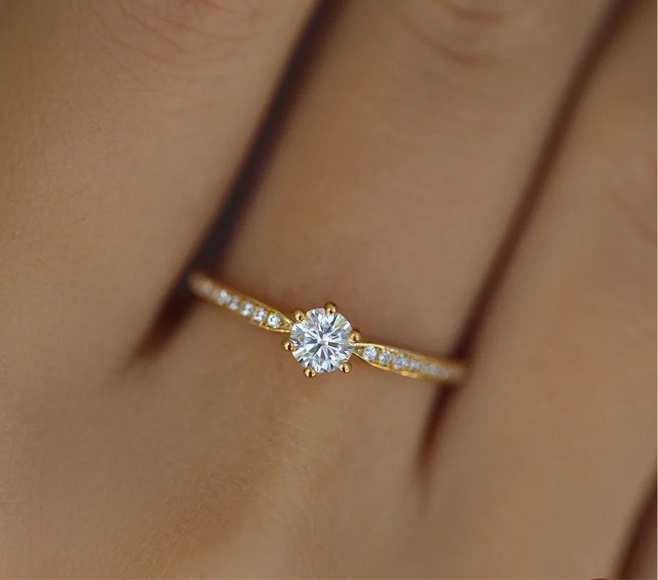 Ring im funkelnden Diamanten-Look Zirkonia