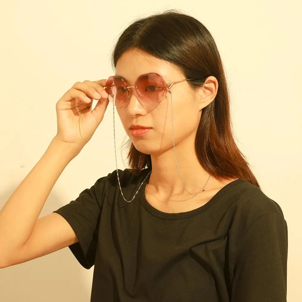 Stylische Brillenkette im Federlook