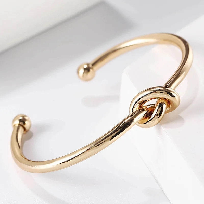 Elegantes Armreif im Knotendesign