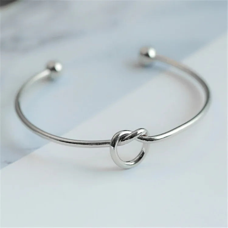 Elegantes Armreif im Knotendesign