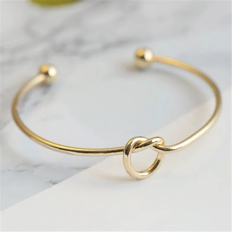 Elegantes Armreif im Knotendesign