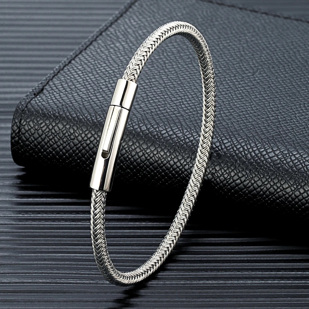 Schlichtes Edelstahl Armband in modernen Look