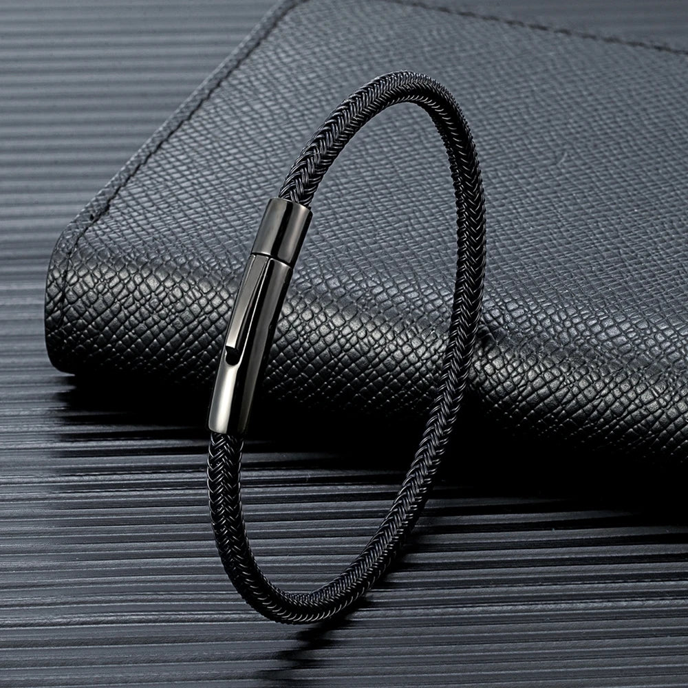 Schlichtes Edelstahl Armband in modernen Look