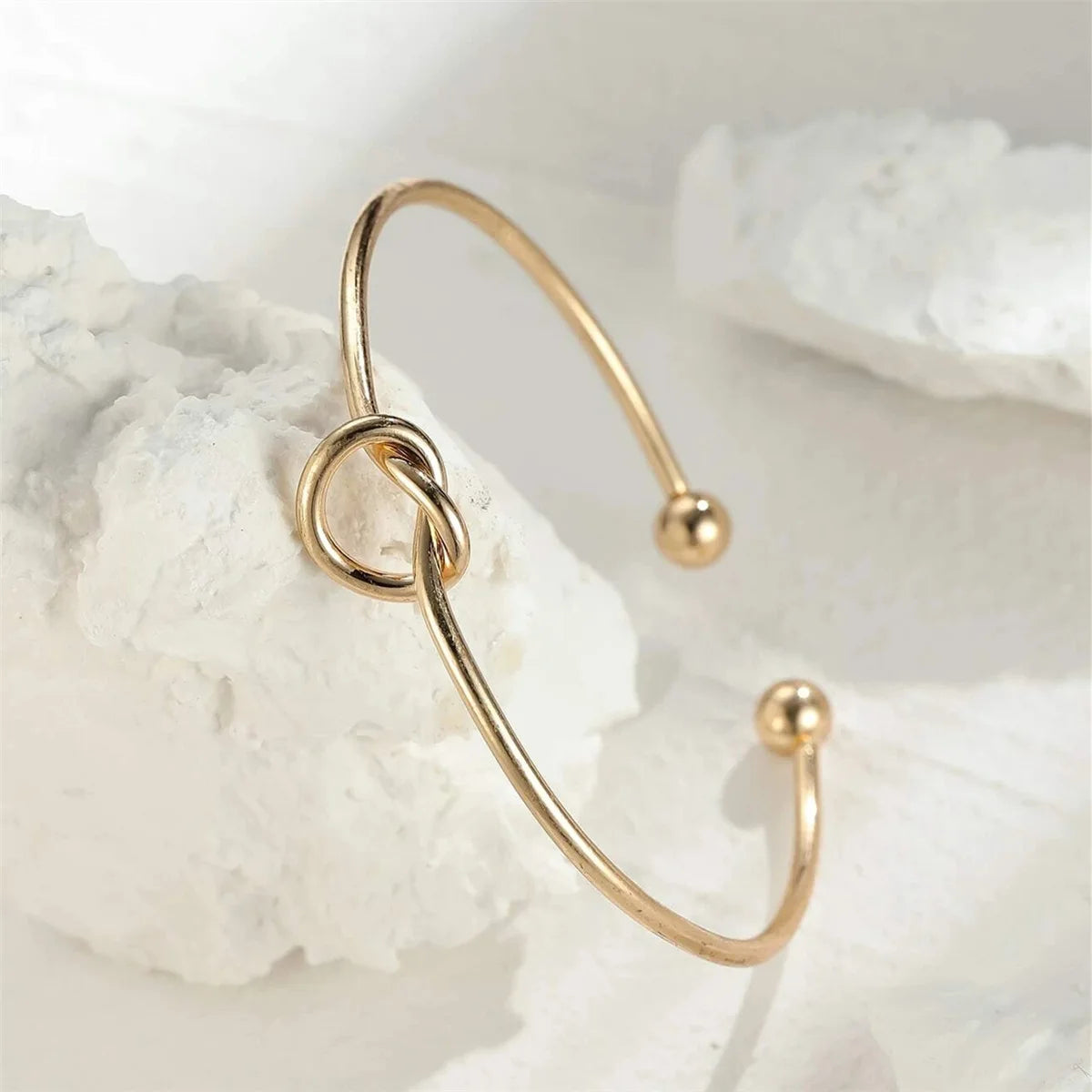 Elegantes Armreif im Knotendesign