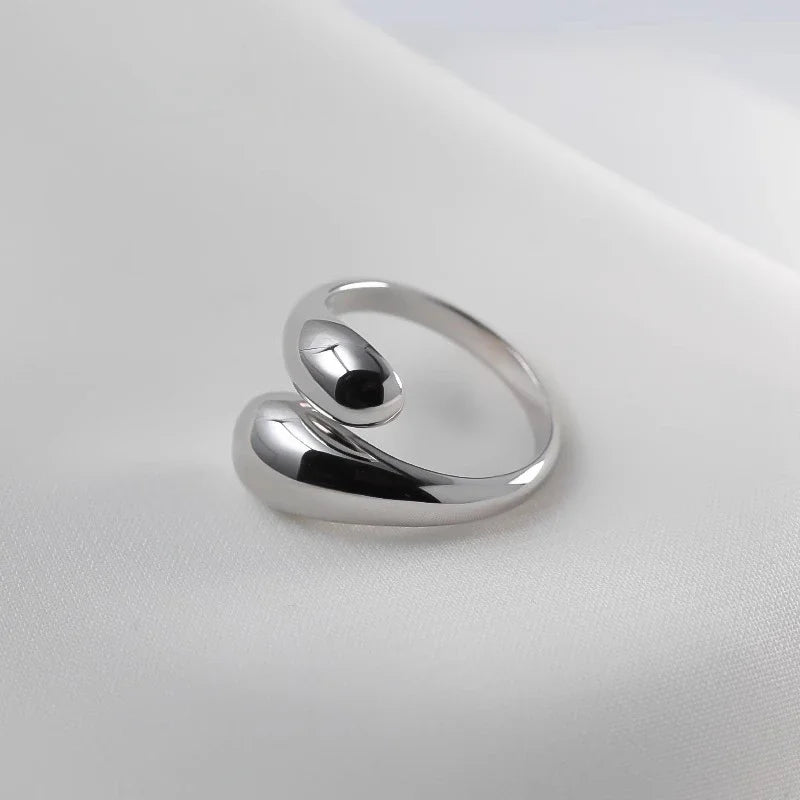 Ring in Umarmungs-Optik