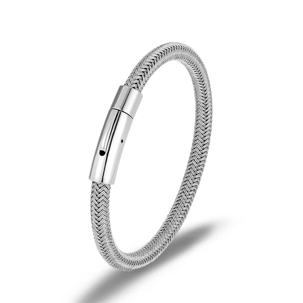 Schlichtes Edelstahl Armband in modernen Look