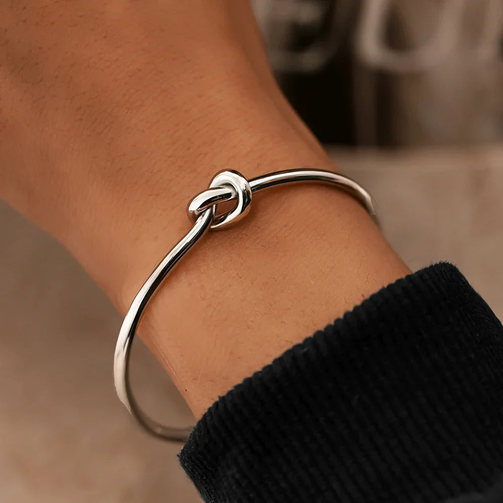 Elegantes Armreif im Knotendesign