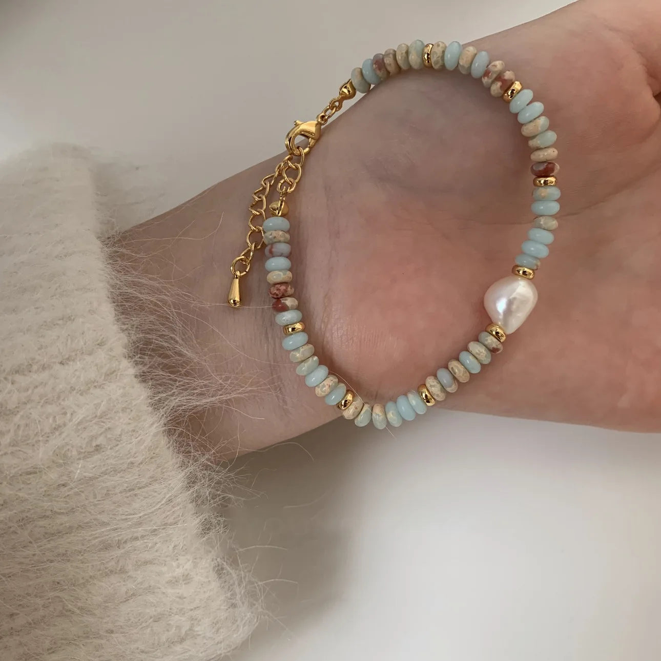 Halskette und Armband aus natürlichen Steinen