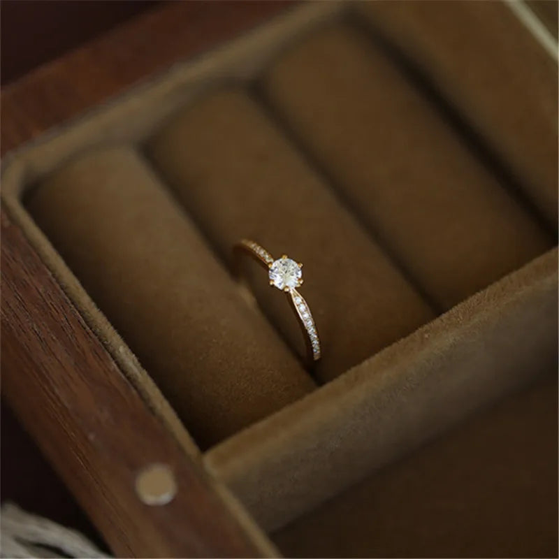 Ring im funkelnden Diamanten-Look Zirkonia