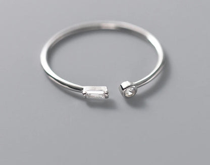 Minimalistischer Ring mit Kristall