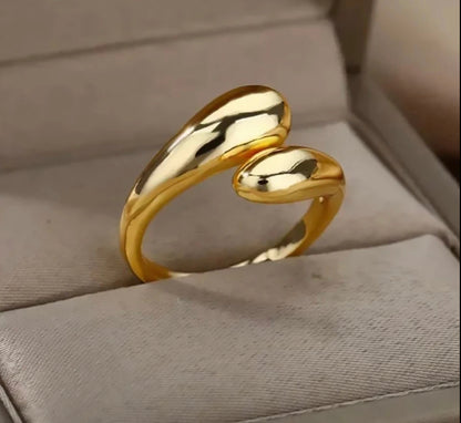 Ring in Umarmungs-Optik