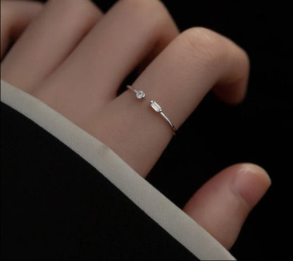 Minimalistischer Ring mit Kristall