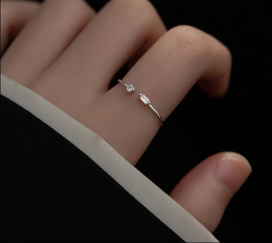 Minimalistischer Ring mit Kristall