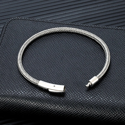 Schlichtes Edelstahl Armband in modernen Look