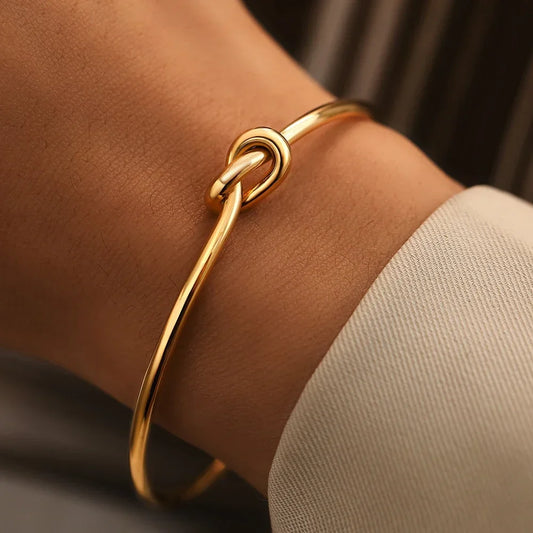 Elegantes Armreif im Knotendesign