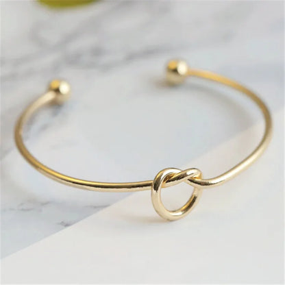 Elegantes Armreif im Knotendesign