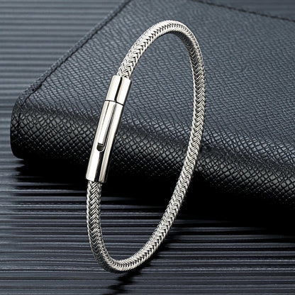 Schlichtes Edelstahl Armband in modernen Look