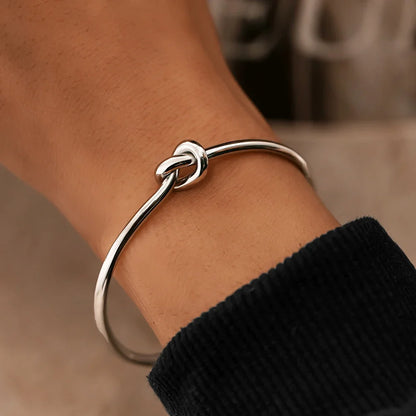 Elegantes Armreif im Knotendesign