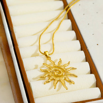 Sonnenamulett und Ohrringe