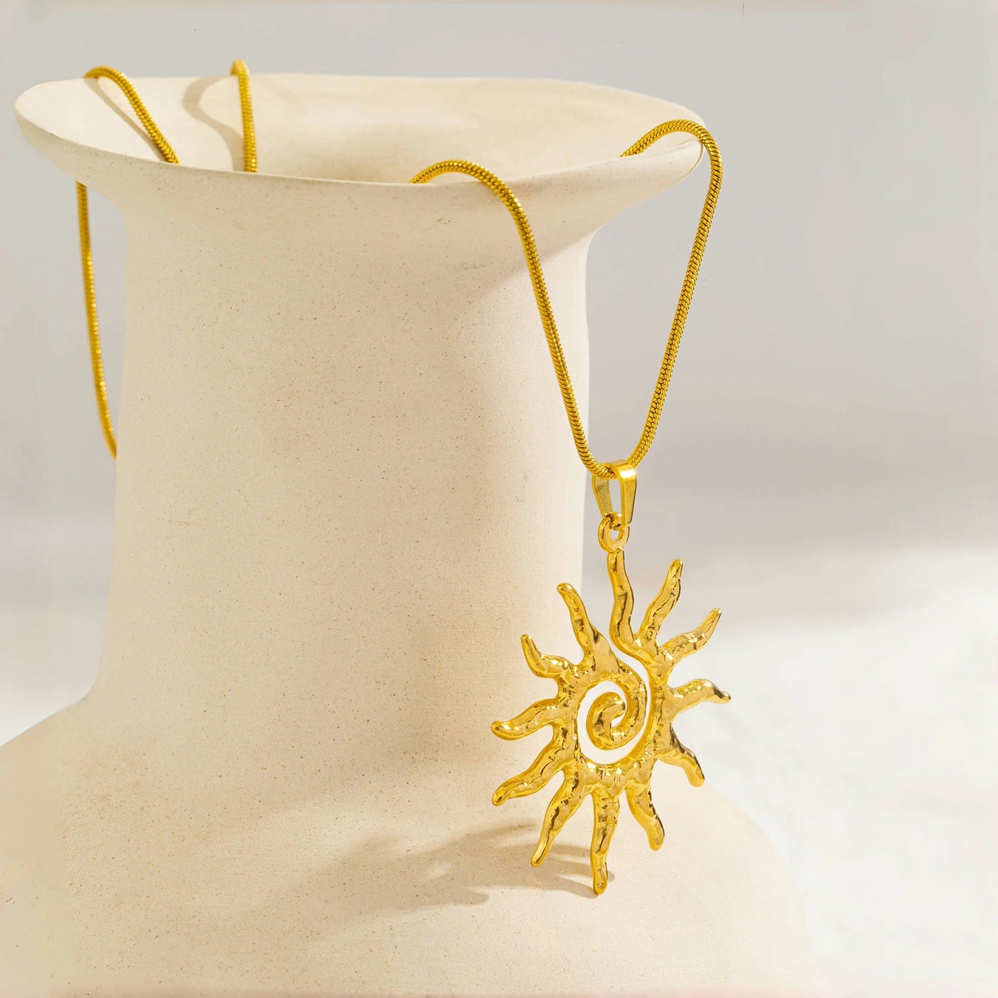 Sonnenamulett und Ohrringe