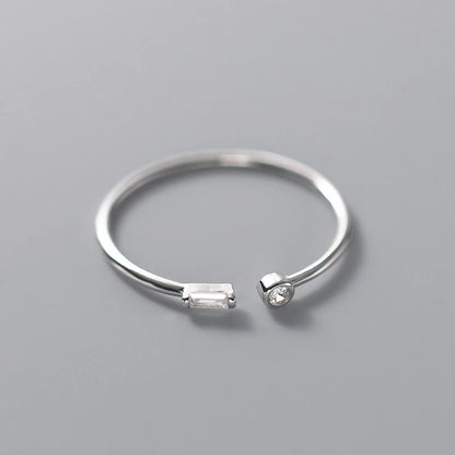Minimalistischer Ring mit Kristall